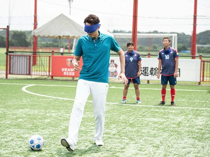 加藤健人と菊島宙のレクチャーで修造がブラインドサッカーに挑戦！＜Number Web＞ photograph by Yuki Suenaga