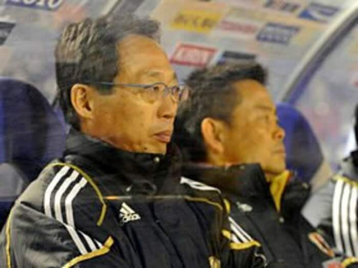 曲がり屋の監督と曲がり屋の協会。~サッカー協会の「リスク」って?~<Number Web> photograph by Toshiya Kondo