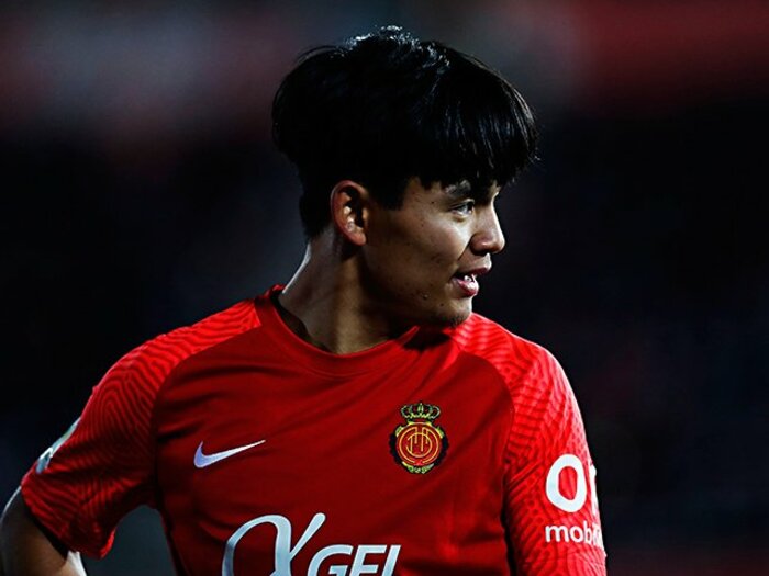 久保建英の“劇的決勝ゴール後に消えた疾走”は「客席に飛び込みたかったけど高すぎて無理」だった?《カメラマンが見た真相》<Number Web> photograph by Daisuke Nakashima
