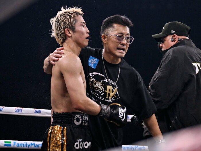 「反応」「ジリジリで」「（中谷潤人は）一発あるからね」井上尚弥の試合運びを支えた真吾トレーナーの“声掛け”の妙とは「右ドン、アッパー！」＜Number Web＞ photograph by Hiroaki Finito Yamaguchi
