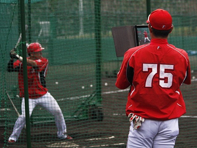 2000本安打”の真髄を伝えたい……。広島の打撃コーチ・石井琢朗の現場感