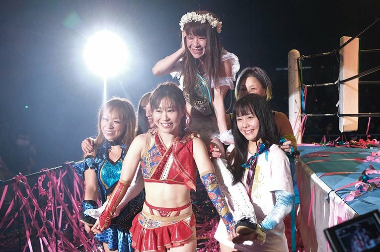 5月4日の横浜武道館大会にて、引退試合を終えた春輝つくしを祝福するアイスリボンの選手たち。藤本つかさも休業前ラストマッチとなった ／ photograph by Norihiro Hashimoto