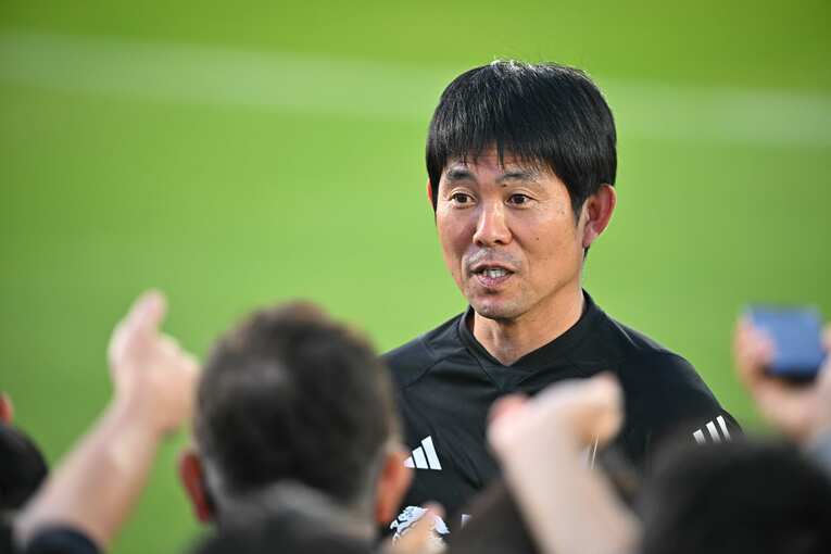 コスタリカ戦後の練習で取材に応じる森保監督　©Takuya Kaneko／JMPA