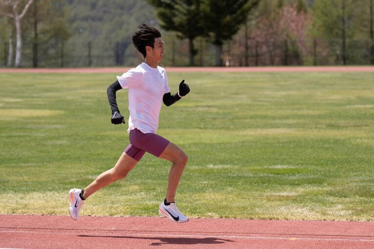 鈴木は強風のなかでも安定したペースで走り続けていた　©Shiro Miyake