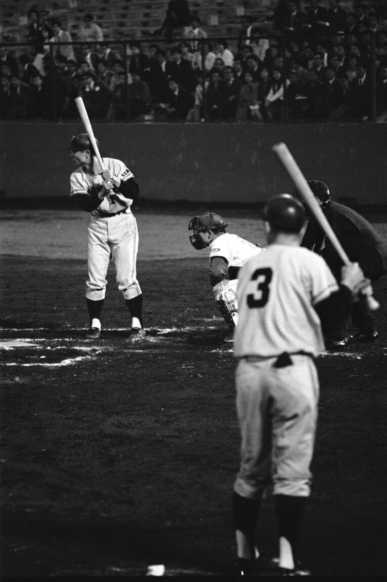 ネクストバッターサークルで王を見つめる長嶋　©JIJI PRESS