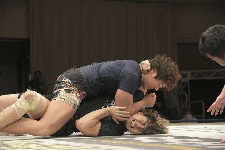 思切投太郎（竹下幸之介）vsハーマンミラー・マオ（MAO）（C）DDTプロレスリング