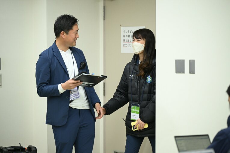 後任は下部組織で育ち、現役時代もベルマーレでプレーした古林将太さん。思いを託せる後輩にバトンをつないだ　©︎J.LEAGUE