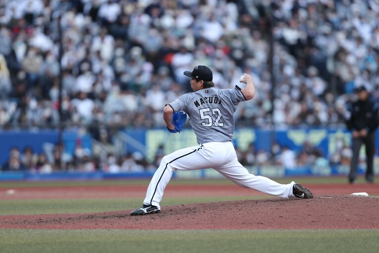 佐々木朗希が完全投球で繋いだバトンを受け取り、力投する益田　©︎Chiba Lotte Marines