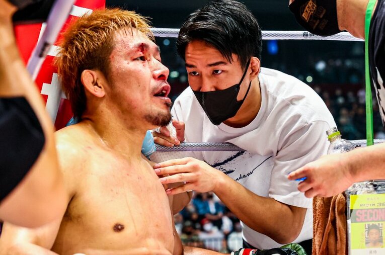 怪我の朝倉海の代役として急遽ヤン・ジヨンと対戦した昇侍。海はセコンドでサポートした ／ photograph by RIZIN FF Susumu Nagao