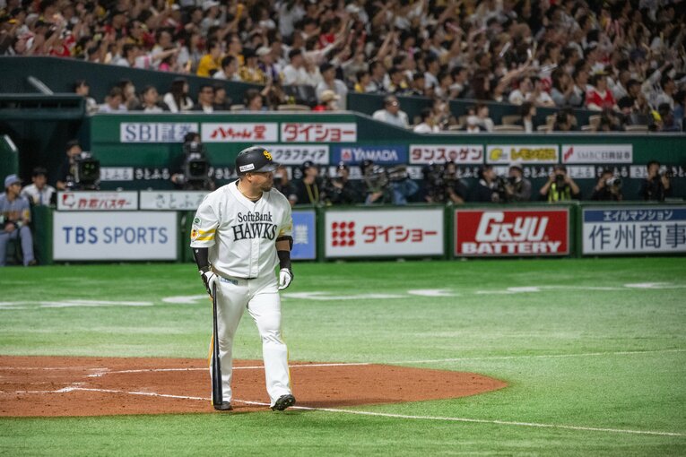 ソフトバンク・山川穂高「確信歩きからのどすこいポーズまで」連続写真（4枚目／10枚中）©︎Nanae Suzuki