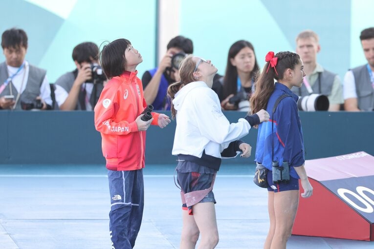 スポーツクライミング女子複合決勝、ルートを確認する森秋彩　©Tetsuya Higashikawa/JMPA