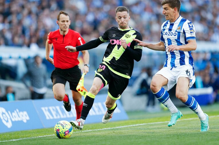 「クボはノルマル（普通）よ」辛口おばあちゃんにバルで遭遇も…カメラマンが撮った久保建英21歳の“軽快ドリブル＋母・祖母のような愛”(8)