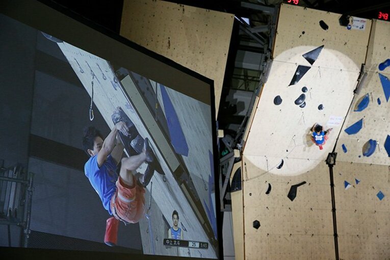 大スクリーンに選手たちの登攀とその表情が映し出される。