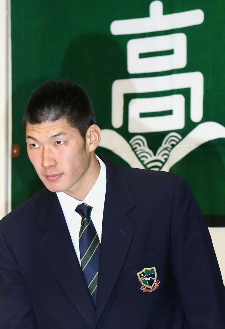 2008年のドラフトで巨人に1位指名された大田泰示。その直後、長野久義はロッテから2位指名を受ける　©JIJI PRESS