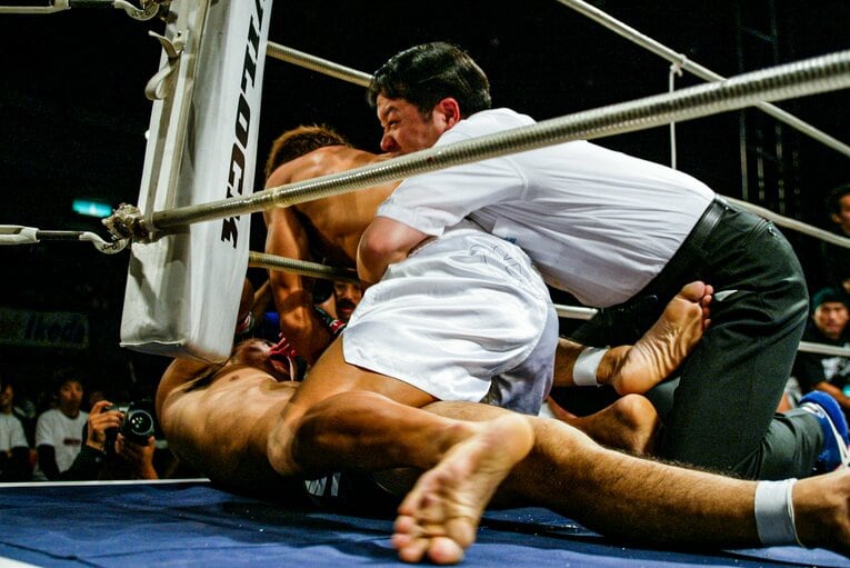 レフェリーが試合をストップした後も攻撃をやめないKID　©Susumu Nagao