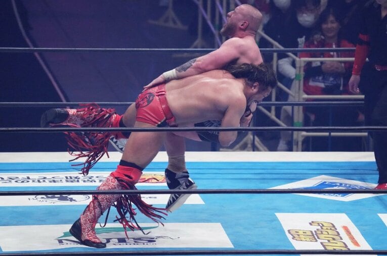 ゲイブ・キッドのO-KNEEと辻陽太のジーンブラスターが交錯した瞬間。2月11日、エディオンアリーナ大阪 ／ photograph by Essei Hara