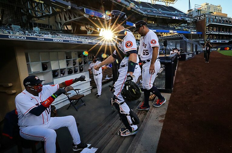 ア・リーグ優勝決定シリーズ第3戦でダグアウトに戻ってきた選手を労うベーカー監督（左） ／ photograph by Getty Images