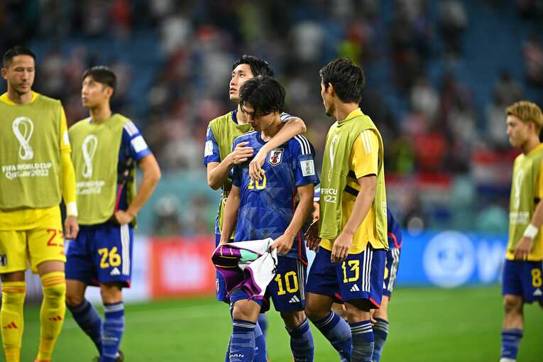 クロアチア戦後、失意の南野と肩を組み一緒に歩く鎌田　©Takuya Kaneko/JMPA