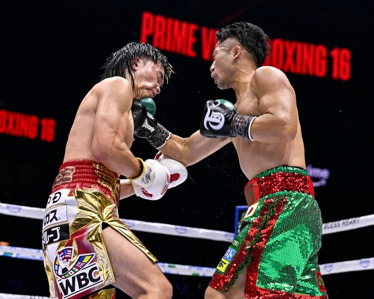 那須川天心に右ショートをヒットさせる井上拓真。拮抗した試合展開のなかで、的確にポイントをピックアップした　©Hiroaki Finito Yamaguchi