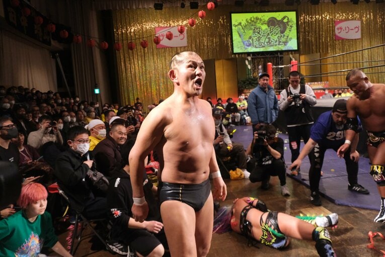 「スターダムをクビになって…」人気女子プロレスラーが初告白　ウナギ・サヤカ“超満員の自主興行”に密着して感じた「不思議な風格」(23)