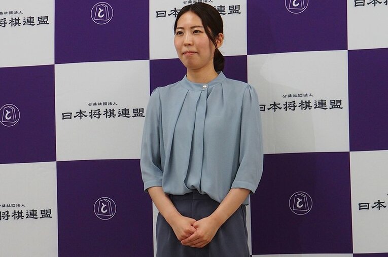 里見香奈女流五冠（2022年撮影）　©BUNGEISHUNJU