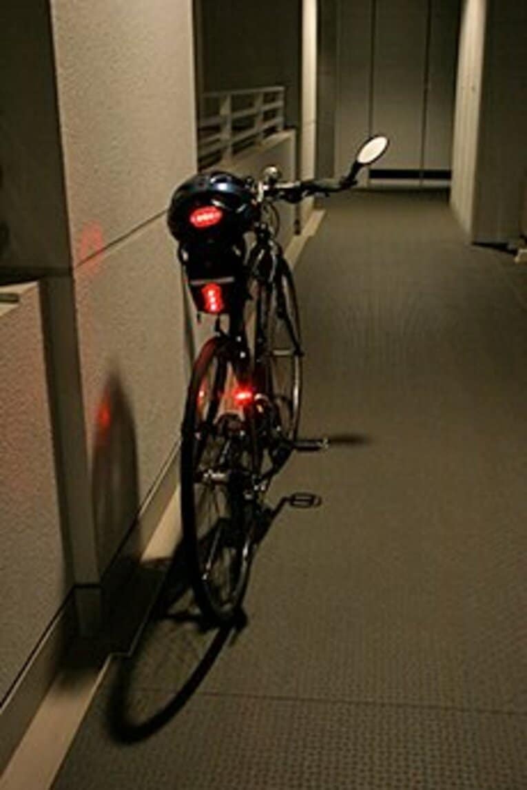 ヘルメット、シート下、後輪のフレームにと合計3つの赤色LEDフラッシャーを装着。これでも気付かないクルマも多いのでゆめゆめ油断するべからず！