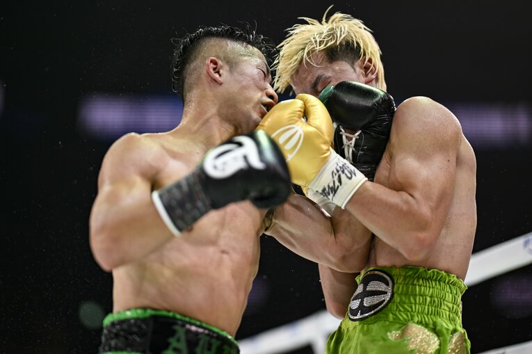 ガードの隙間から左アッパーをねじ込む井上拓真。強烈な覚悟を持って試合に臨んでいた　©Hiroaki Finito Yamaguchi