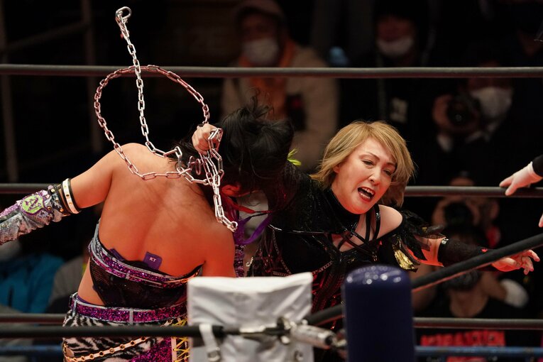 トレードマークのチェーンを振り回す正危軍の尾崎魔弓（OZアカデミー）