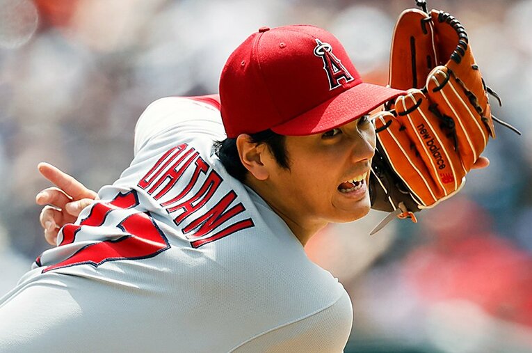 メジャー初完封を飾った大谷翔平。1時間経たないうちに2本塁打を放つのだから……。　©Duane Burleson/Getty Images