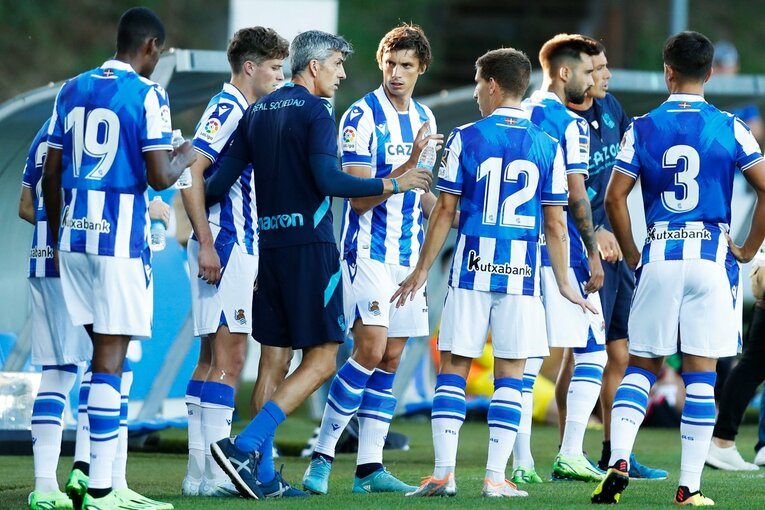 「クボは絶対フィットできる」現地ファンが期待… ソシエダ久保建英のユニ姿・力強さを日本人カメラマンがいち早く撮った〈子供に神対応〉(23)