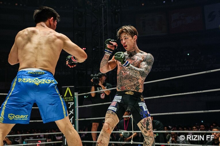 『超RIZIN.5』平本蓮vs.カルシャガ・ダウトベック　©RIZIN FF