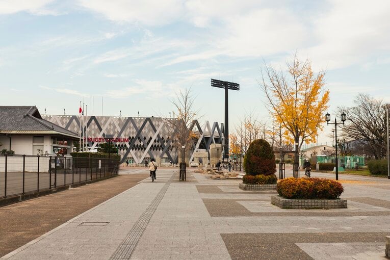 平日の花園ラグビー場前