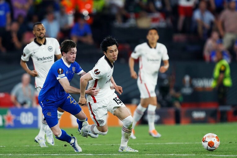 鎌田大地の号泣と“日の丸スパイク”に思い出す4年前の「カタールW杯には絶対出たいですよ」 長谷部誠とのEL優勝写真に“秘められた熱量”とは(30)