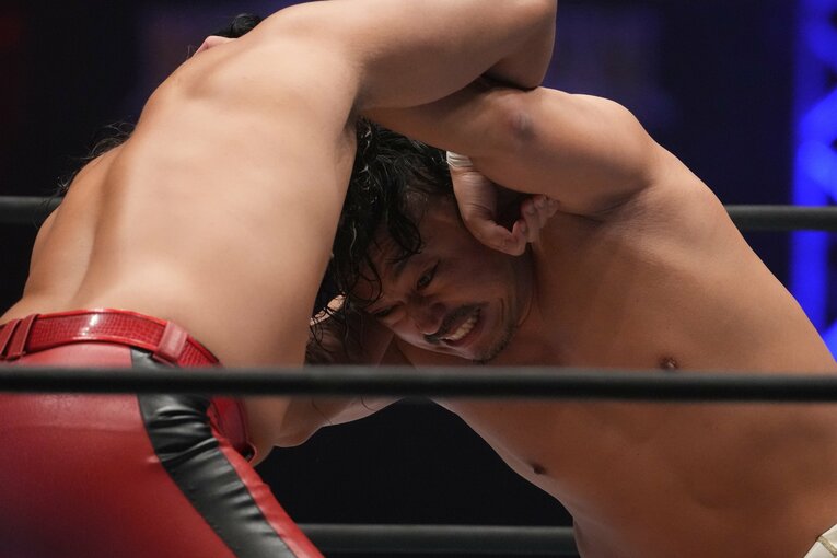 鬼の形相で辻陽太と組み合う後藤洋央紀　©Masashi Hara