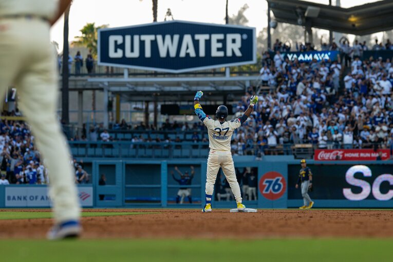 【常勝ドジャースと大谷らの”ステキな日常”／全100枚超】二塁打に嬉しそうなテオスカー…写真はまだまだ続きます　©Nanae Suzuki