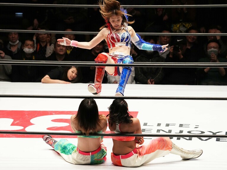 ジュリアと朱里にドロップキックを放つ岩谷麻優。4月12日、後楽園ホール　©Essei Hara