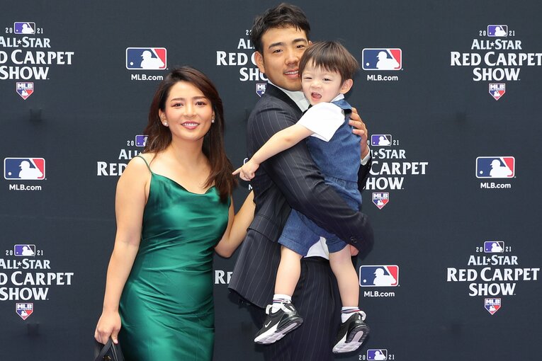 元フリーアナウンサーの妻・深津瑠美さん、息子さんと。深津さんは以前、MLB番組のキャスターを務めたこともある　©Getty Images