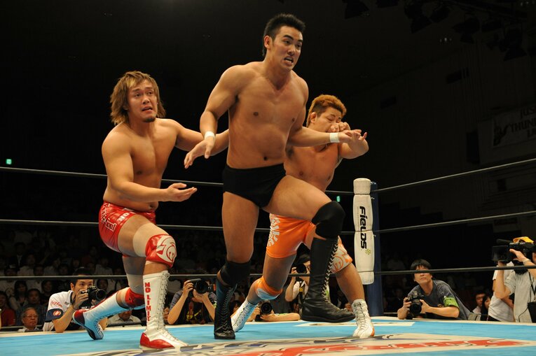 内藤哲也、高橋裕ニ郎と戦う岡田かずちか　©Essei Hara