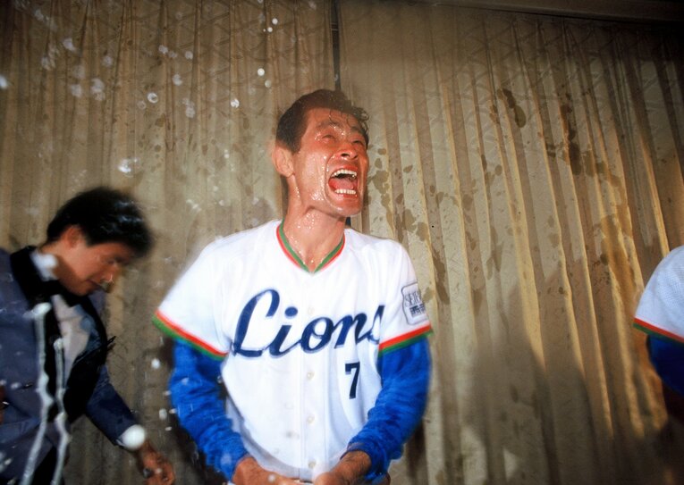 ビールかけでの石毛　©Sports Graphic Number