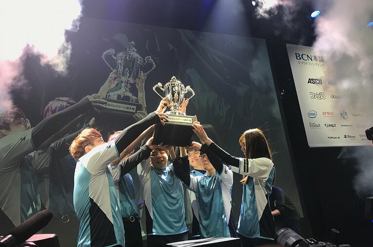 2019年の全国高校eスポーツ選手権League of Legends部門で優勝したN高の生徒たち。普段の活動はもちろんオンラインだ。 ／ photograph by Sports Graphic Number