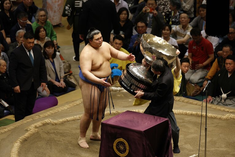 重さ約40キロの内閣総理大臣杯　©Kiichi Matsumoto/JMPA