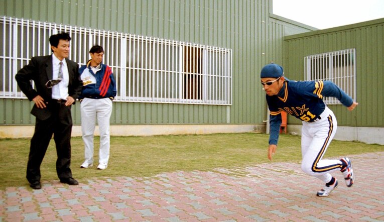 オリックス時代に、宮古島キャンプで小山裕史氏（左）の指導を受けるイチロー　©︎SANKEISHIMBUN