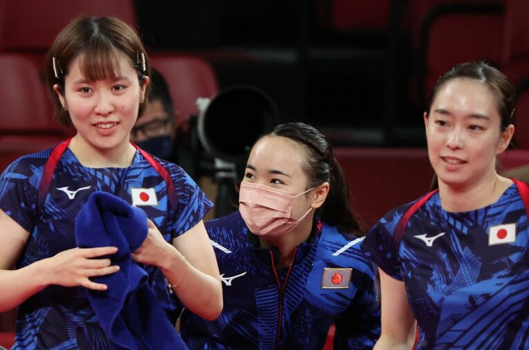 銀メダルに輝いた卓球女子団体。石川、平野、伊藤のチームワークが光った大会だった　©JMPA
