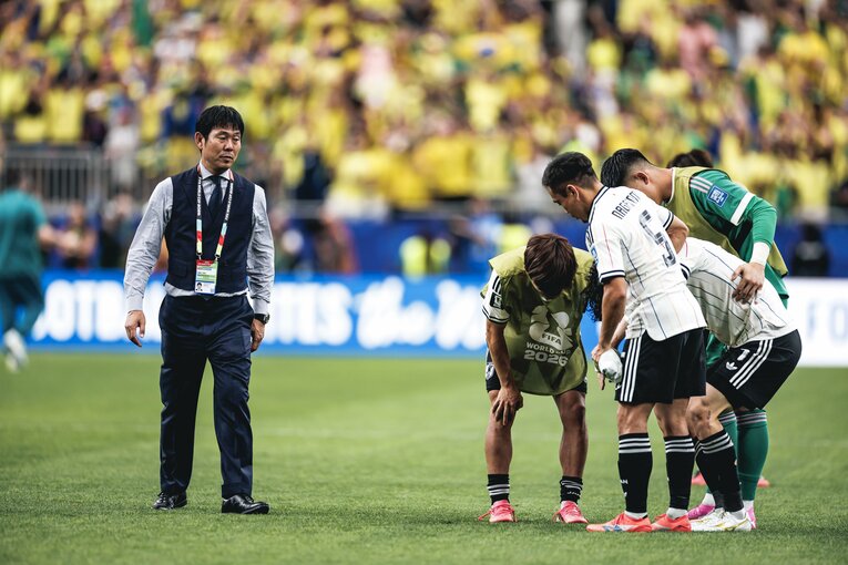 【テレビに映らなかったブラジル戦真相】試合後、涙、涙…ピッチに倒れ込む日本代表選手と励ます仲間たち。森保一監督の“痛恨の表情”も（写真は右に続きます）　©Kiichi Matsumoto/JMPA
