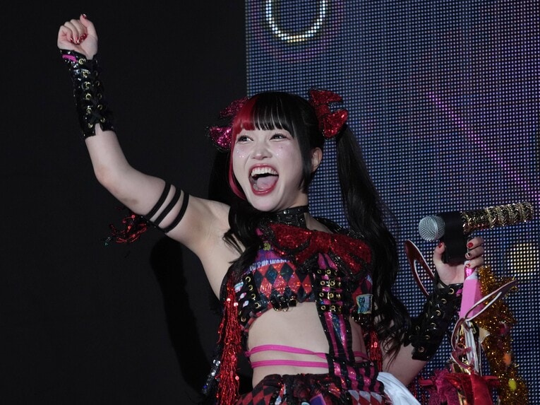 ファンと盛り上がる伊藤麻希　©Essei Hara