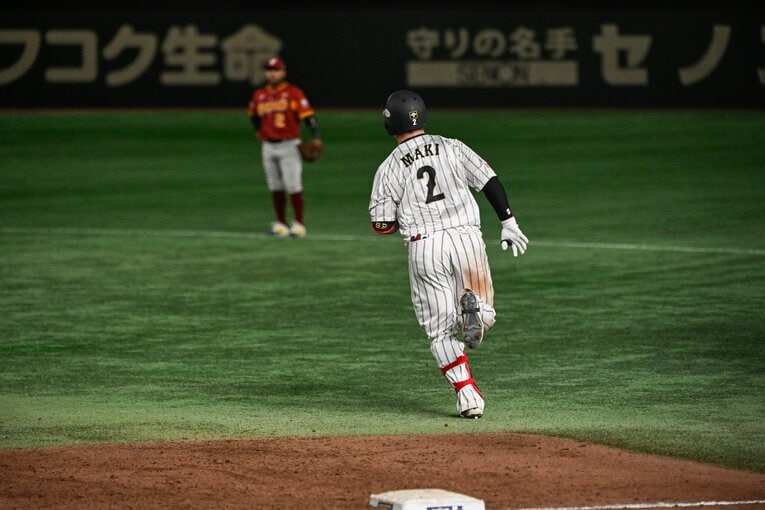 プレミア12ベネズエラ戦、劇的満塁弾を放ちベースを周る牧【11枚目／全14枚】　©︎Nanae Suzuki