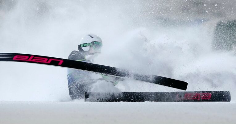 転倒などの危険と隣り合わせのジャンプ競技　©Getty Images