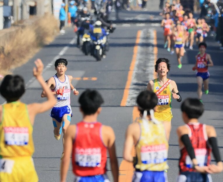 ラストスパートで増子を差し切った鈴木（右）　©Sankei Shimbun