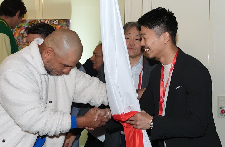 2024年12月、WBC総会でミゲール・コットと握手を交わす中谷潤人　©Naoki Fukuda