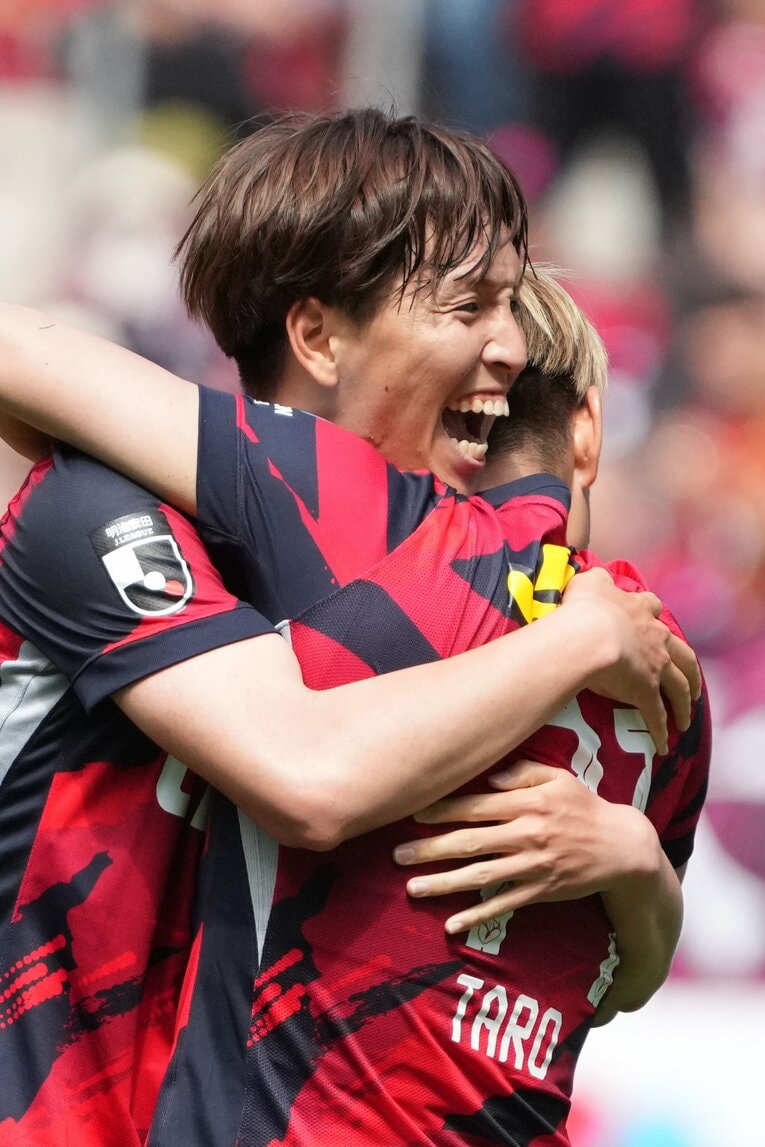 ゴールを決めた船橋。荒木遼太郎と喜び合う　©Masashi Hara